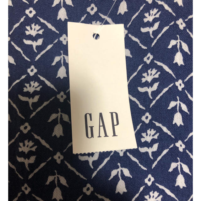 GAP(ギャップ)の新品タグ付き　GAP ギャップ　花柄　カットソー　ブラウス　シャツ　13号 レディースのトップス(シャツ/ブラウス(長袖/七分))の商品写真