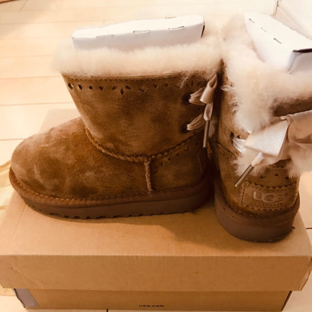 UGG(アグ)の美品☆UGG アグ☆16cm☆バックリボンムートンブーツ☆箱あり☆ キッズ/ベビー/マタニティのキッズ靴/シューズ(15cm~)(ブーツ)の商品写真