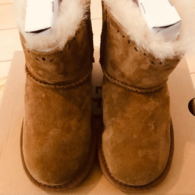 UGG(アグ)の美品☆UGG アグ☆16cm☆バックリボンムートンブーツ☆箱あり☆ キッズ/ベビー/マタニティのキッズ靴/シューズ(15cm~)(ブーツ)の商品写真