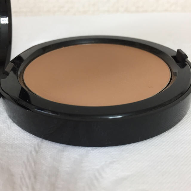 BOBBI BROWN(ボビイブラウン)の【used】ボビイブラウン ブロンジングパウダー 01 ゴールデンライト コスメ/美容のベースメイク/化粧品(フェイスパウダー)の商品写真