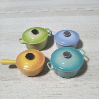 ルクルーゼ(LE CREUSET)のセールLE CREUSET★ル・クルーゼ★マグネット★4つセット(収納/キッチン雑貨)