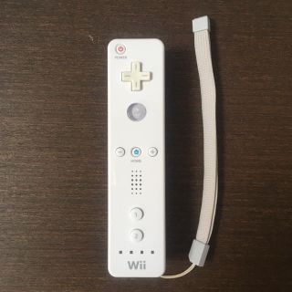 ウィー(Wii)の【動作確認済B】☆ Wii リモコン  ストラップ付　簡易清掃消毒済☆(その他)