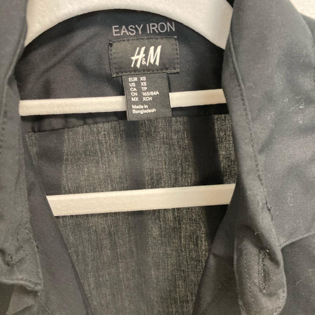 H&M(エイチアンドエム)のh&m シャツ　黒シャツ　美品　xsサイズ メンズのトップス(シャツ)の商品写真