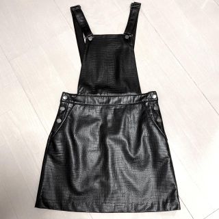 ザラ(ZARA)のクロコ柄フェイクレザーミニスカサロペット(美品)(サロペット/オーバーオール)