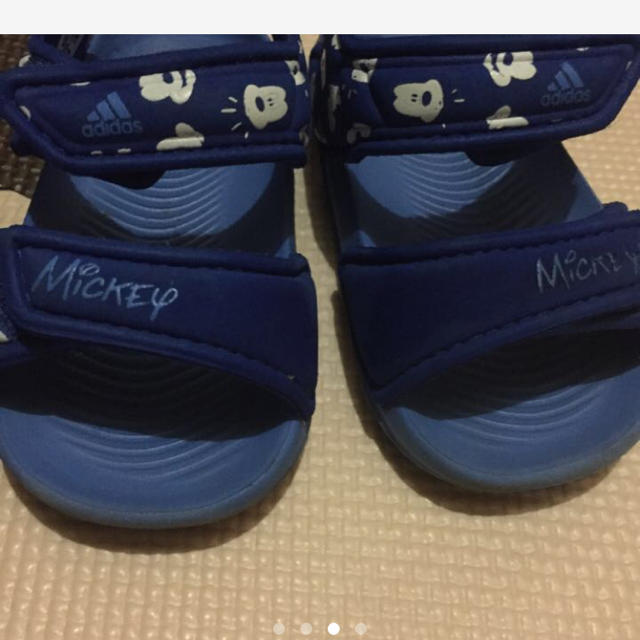 adidas(アディダス)の専用アディダスmickeyコラボサンダル キッズ/ベビー/マタニティのベビー靴/シューズ(~14cm)(サンダル)の商品写真