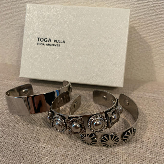 TOGA(トーガ)の【新品】TOGA VIRILS PULLA 3連バングル メンズのアクセサリー(バングル/リストバンド)の商品写真