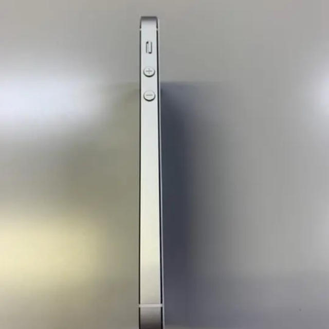 Apple(アップル)のiPhone 5s Silver 16 GB docomo スマホ/家電/カメラのスマートフォン/携帯電話(スマートフォン本体)の商品写真