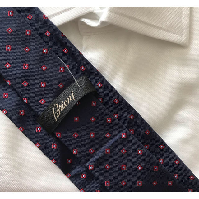 【Brioni ブリオーニ】新品美品！イタリア製100%シルクネクタイ　紺色赤柄 メンズのファッション小物(ネクタイ)の商品写真