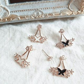 小花  蝶々 ピアス ブラック ホワイト 黒 白(ピアス)