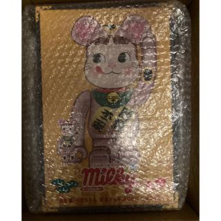 メディコムトイ(MEDICOM TOY)のBE@RBRICK 招き猫 ペコちゃん 桃金メッキ 100％ ＆ 400％(キャラクターグッズ)