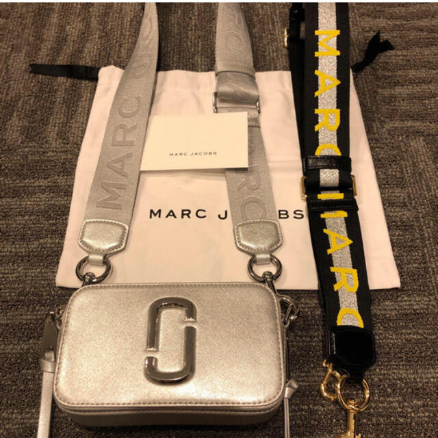 正規品 マークジェイコブス カメラバッグ シルバー ウェビングストラップ付 レディースのバッグ(ショルダーバッグ)の商品写真