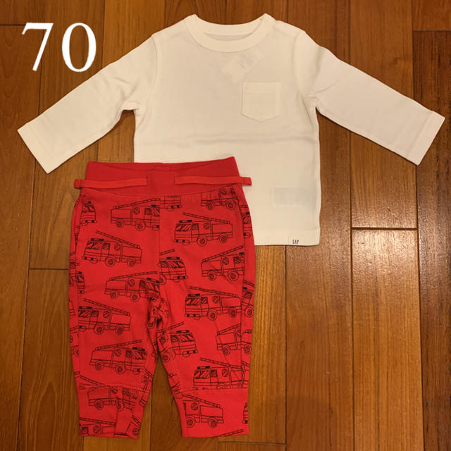 babyGAP(ベビーギャップ)の新品☆babygap☆胸ポケット長袖Tシャツ＆消防車柄パンツ☆70㎝ キッズ/ベビー/マタニティのベビー服(~85cm)(シャツ/カットソー)の商品写真