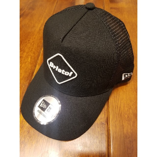 F.C.R.B.(エフシーアールビー)の専用　FCRB ホワイト NEWERA EMBLEM MESH CAP メンズの帽子(キャップ)の商品写真