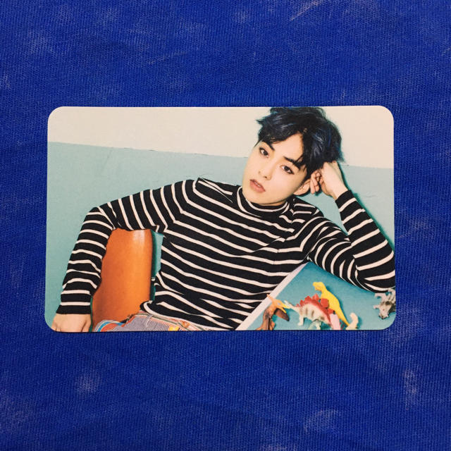 EXO(エクソ)のexo xiumin love me right トレカ エンタメ/ホビーのタレントグッズ(アイドルグッズ)の商品写真