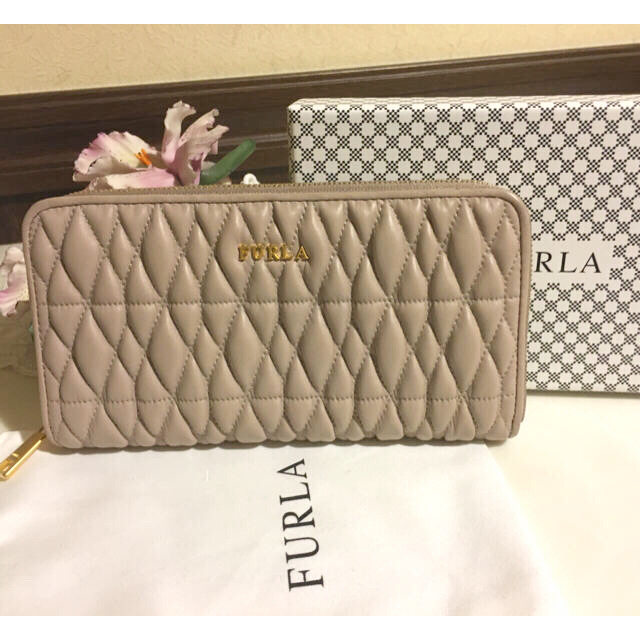 新品同様　☆ FURLA 美しいキルティング　レザー　ラウンドzip長財布