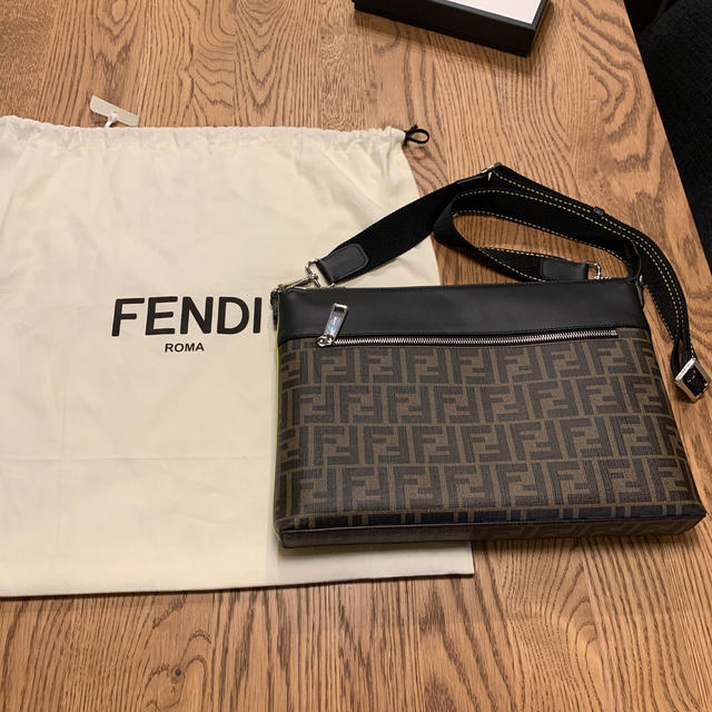 美品⭐︎FENDI フェンディ　メッセンジャーバッグ