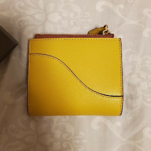 Charles and Keith(チャールズアンドキース)のCHARLES&KEITH 二つ折り財布　yellow レディースのファッション小物(財布)の商品写真