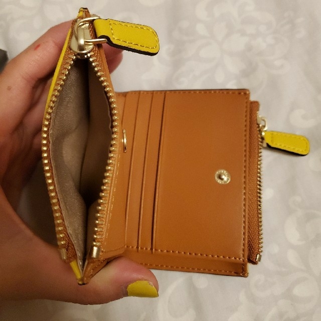 Charles and Keith(チャールズアンドキース)のCHARLES&KEITH 二つ折り財布　yellow レディースのファッション小物(財布)の商品写真