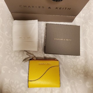 チャールズアンドキース(Charles and Keith)のCHARLES&KEITH 二つ折り財布　yellow(財布)