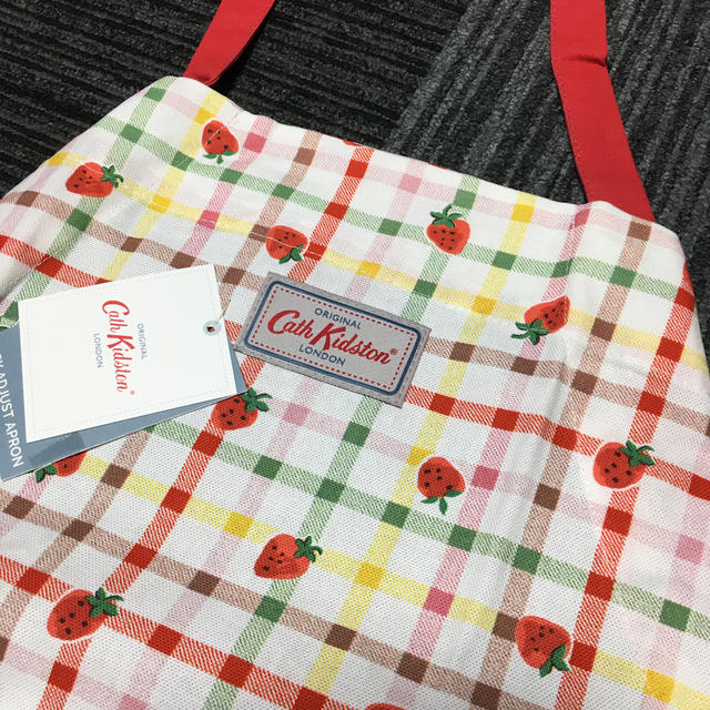 Cath Kidston(キャスキッドソン)の新品＊キャスキットソン＊エプロン＆ティータオル2枚セット インテリア/住まい/日用品のインテリア/住まい/日用品 その他(その他)の商品写真