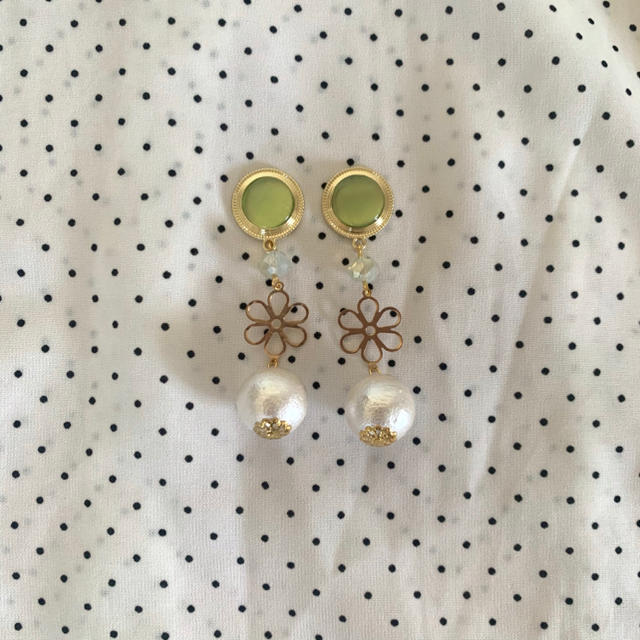 Lochie(ロキエ)のgreen__flower cotton pearl ハンドメイドのアクセサリー(ピアス)の商品写真