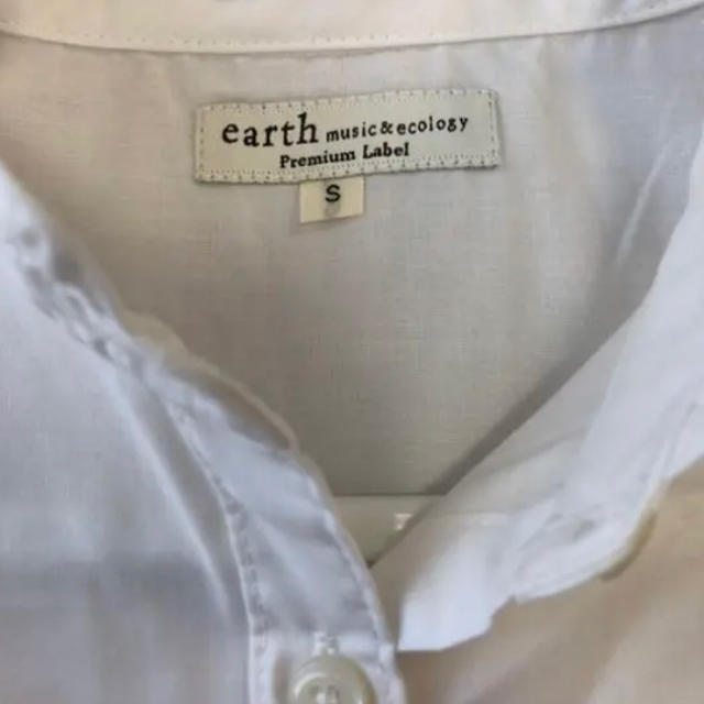 earth music & ecology(アースミュージックアンドエコロジー)の《新品、未使用》アースミュージック&エコロジー　襟元フリル　白ブラウス　Sサイズ レディースのトップス(シャツ/ブラウス(長袖/七分))の商品写真