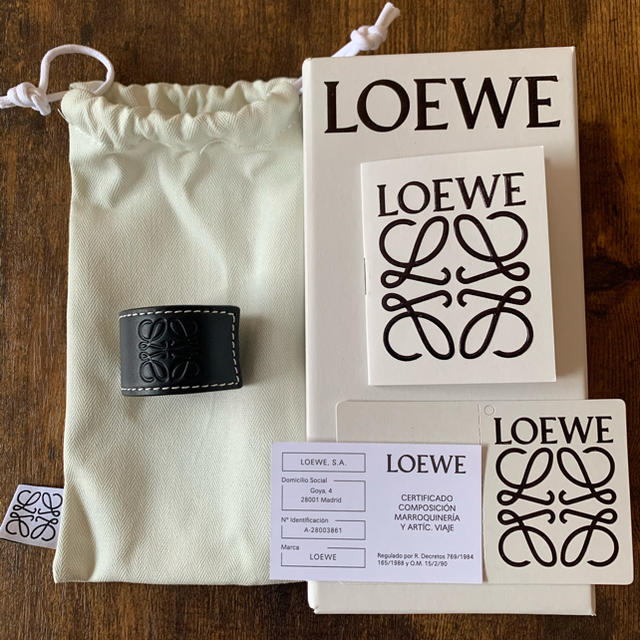 LOEWE(ロエベ)のロエベ　LOEWE　スモール　スラップ　レザーブレスレット　バングル　黒 レディースのアクセサリー(ブレスレット/バングル)の商品写真