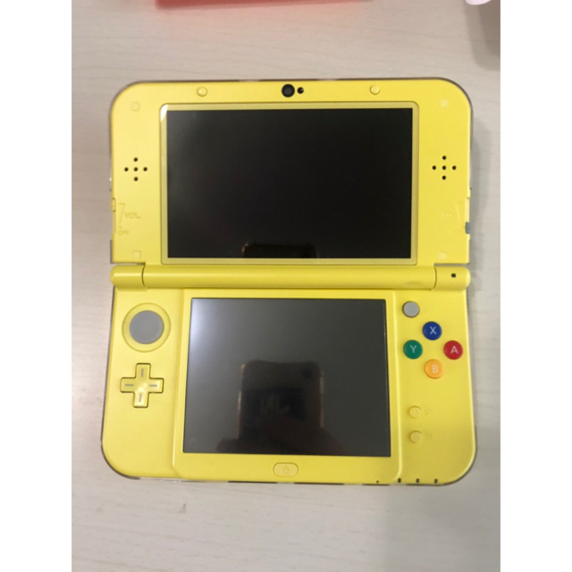 ニンテンドー3DS(ニンテンドー3DS)の【美品】New任天堂3DSLL 本体　ピカチュウ　イエロー エンタメ/ホビーのゲームソフト/ゲーム機本体(家庭用ゲーム機本体)の商品写真