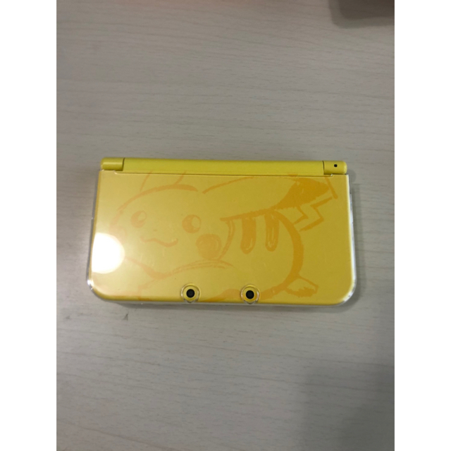 ニンテンドー3DS(ニンテンドー3DS)の【美品】New任天堂3DSLL 本体　ピカチュウ　イエロー エンタメ/ホビーのゲームソフト/ゲーム機本体(家庭用ゲーム機本体)の商品写真