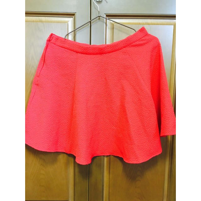 H&M(エイチアンドエム)の赤いスカート レディースのスカート(ミニスカート)の商品写真