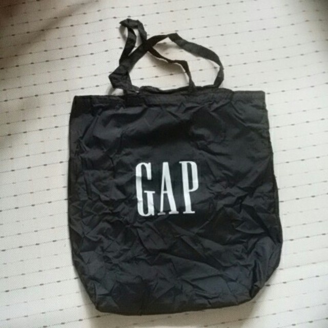 GAP(ギャップ)の新品未使用GAP　エコバック　黒、オリジナルクマ柄折りたたみ式コンパクト レディースのバッグ(エコバッグ)の商品写真