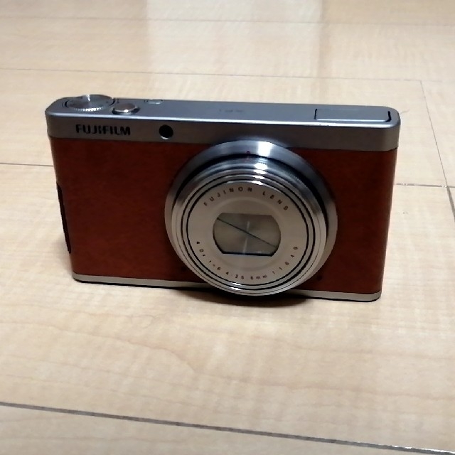 富士フイルム(フジフイルム)のFUJIFILM XF1 ブラウン スマホ/家電/カメラのカメラ(コンパクトデジタルカメラ)の商品写真