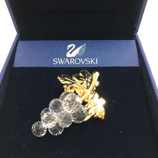 スワロフスキー(SWAROVSKI)のスワロフスキー　ぶどうブローチ　クリスタルメモリーズ(ブローチ/コサージュ)