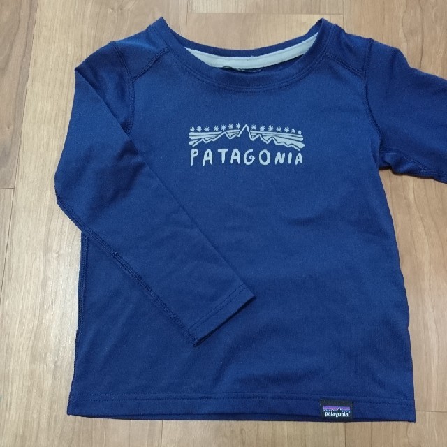 patagonia(パタゴニア)のキャプリーンベースレイヤー2Tネイビー キッズ/ベビー/マタニティのキッズ服男の子用(90cm~)(Tシャツ/カットソー)の商品写真