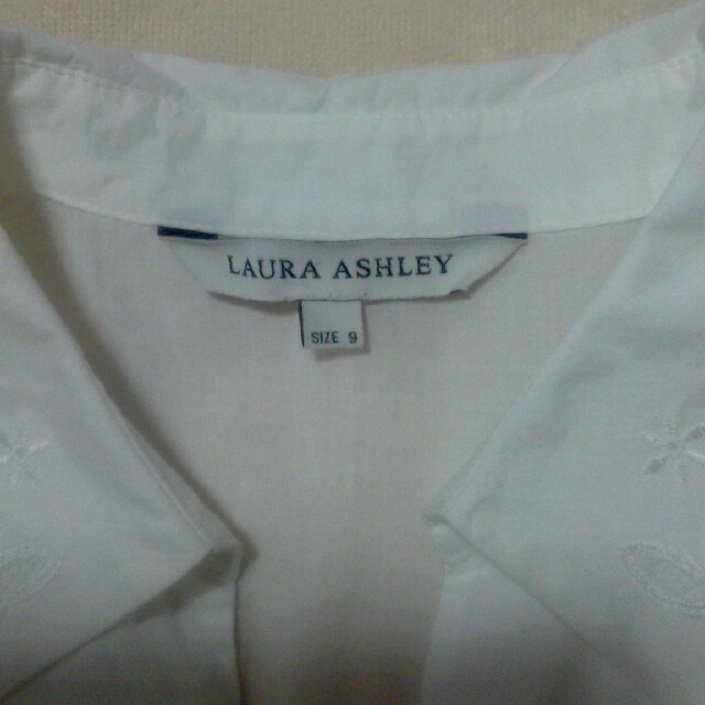 LAURA ASHLEY(ローラアシュレイ)のLAURA ASHLEY　ローラアシュレイ白刺繍ブラウス レディースのトップス(シャツ/ブラウス(長袖/七分))の商品写真