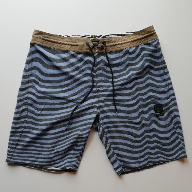 volcom(ボルコム)のVOLCOM/サーフショーツ/試着のみほぼ新品/W34 メンズの水着/浴衣(水着)の商品写真