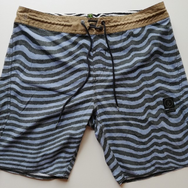 volcom(ボルコム)のVOLCOM/サーフショーツ/試着のみほぼ新品/W34 メンズの水着/浴衣(水着)の商品写真