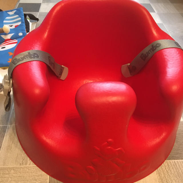 Bumbo(バンボ)のほぼ未使用美品　バンボ赤 キッズ/ベビー/マタニティのキッズ/ベビー/マタニティ その他(その他)の商品写真