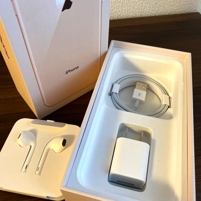 iPhone(アイフォーン)の【新品】iPhone8 正規品　充電器　イヤホン スマホ/家電/カメラのスマートフォン/携帯電話(バッテリー/充電器)の商品写真