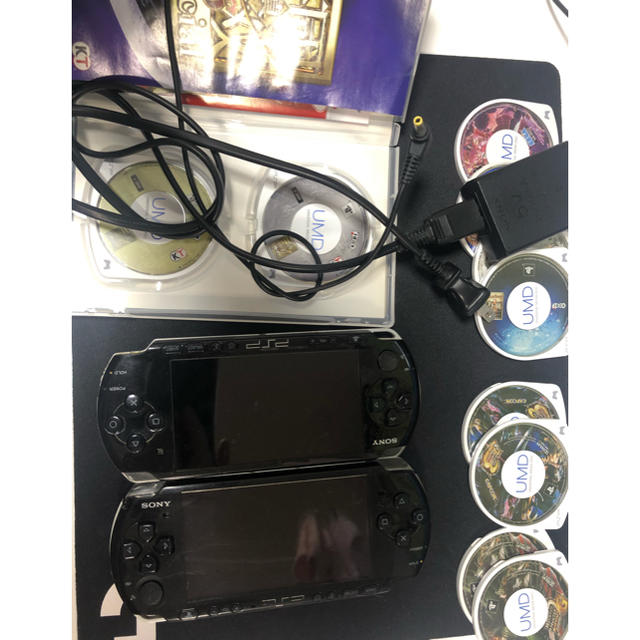 PlayStation Portable(プレイステーションポータブル)のPSP-3000の2台とソフトセット エンタメ/ホビーのゲームソフト/ゲーム機本体(携帯用ゲーム機本体)の商品写真