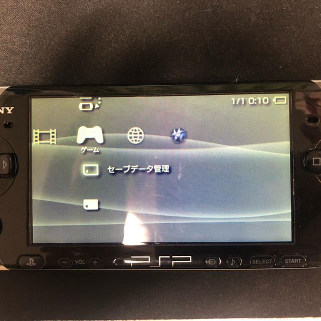 PlayStation Portable(プレイステーションポータブル)のPSP-3000の2台とソフトセット エンタメ/ホビーのゲームソフト/ゲーム機本体(携帯用ゲーム機本体)の商品写真