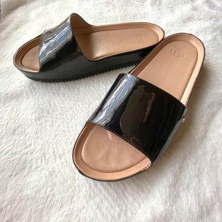 アグ(UGG)のUGG ジェーン パテント JANE PATENT 黒 夏 厚底(サンダル)