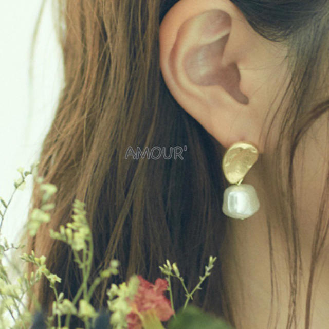 BEAUTY&YOUTH UNITED ARROWS(ビューティアンドユースユナイテッドアローズ)のasymmetry pearl pierce レディースのアクセサリー(ピアス)の商品写真