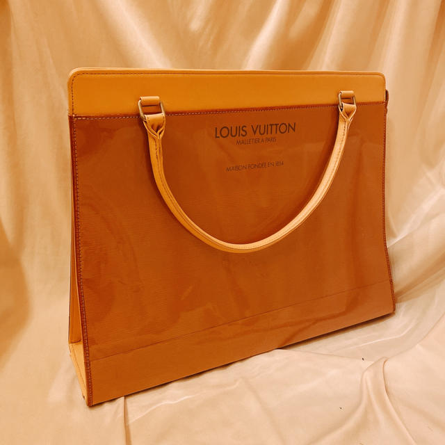 VUITTONの紙袋をリメイクして作ったバッグ レディースのバッグ(ショルダーバッグ)の商品写真