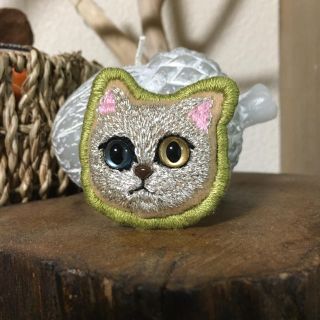 刺繍ブローチ　オッドアイ　ねこ(コサージュ/ブローチ)