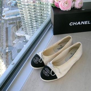 シャネル(CHANEL)の★正規品★CHANEL★バイカラーベビーシューズ★サイズ３５(ローファー/革靴)