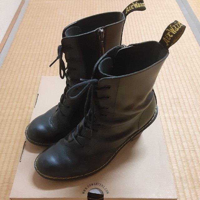 Dr.Martens(ドクターマーチン)のDr.Martens SADIE レディースの靴/シューズ(ブーツ)の商品写真