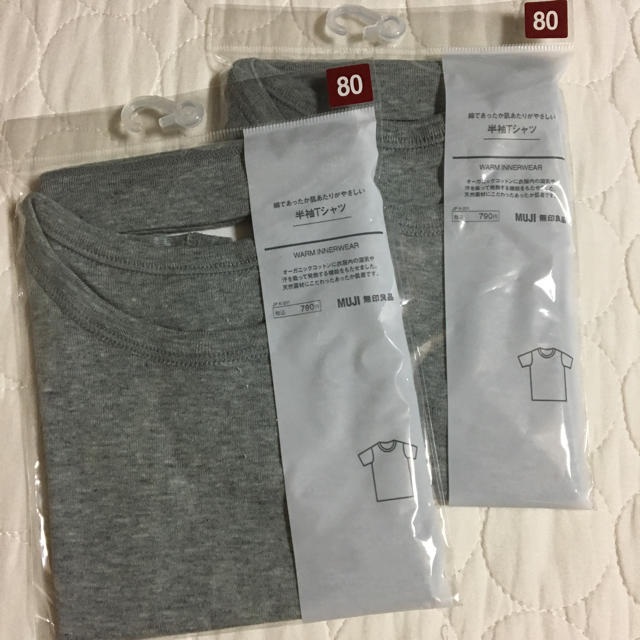 MUJI (無印良品)(ムジルシリョウヒン)の新品 無印 半袖 Tシャツ あったか 80 グレー 肌着 キッズ/ベビー/マタニティのベビー服(~85cm)(肌着/下着)の商品写真