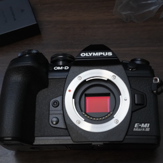 OLYMPUS(オリンパス)のオリンパス E-M1 mark  III ボディ ブラック スマホ/家電/カメラのカメラ(ミラーレス一眼)の商品写真