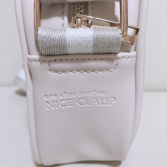 one after another NICE CLAUP(ワンアフターアナザーナイスクラップ)のNICE CLAUP ノベルティ　サコッシュ　ショルダーバッグ　ホワイト レディースのバッグ(ショルダーバッグ)の商品写真